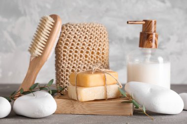 Grunge arka planında spa aksesuarları, kozmetik ürünleri ve okaliptüs dallarıyla kompozisyon