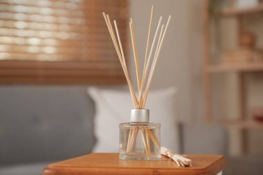 Odada sazlık çubukları olan Aroma ayırıcı. Yakın çekim.