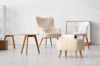 Hareket gününde oturma odasında esneme ambalajlı puf.