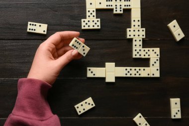 Siyah tahta arka planda domino oynayan kadın