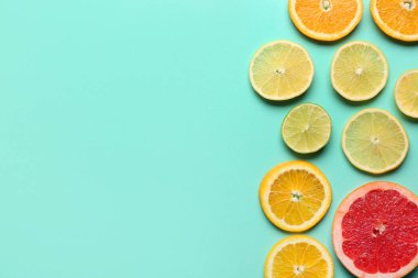 Turkuaz arka planda farklı turunçgil dilimleri