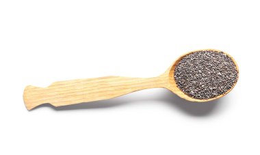 Beyaz zemin üzerinde chia tohumları olan tahta kaşık.