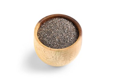 Beyaz arka planda chia tohumları olan ahşap kase.