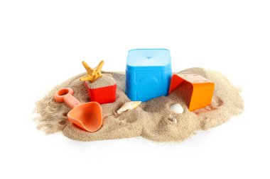 Plaj oyuncakları ve beyaz arka planda kum