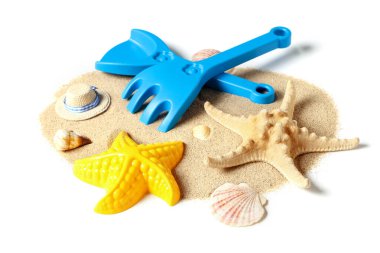 Plaj oyuncakları ve beyaz arka planda kum