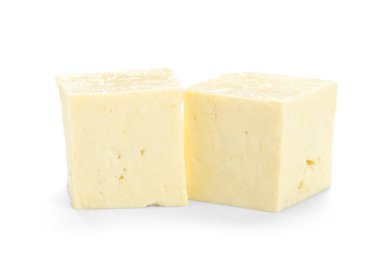 Beyaz arka planda izole edilmiş lezzetli tofu peyniri, yakın plan.