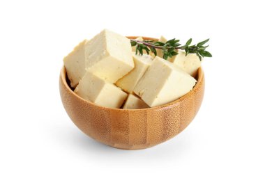 Beyaz arka planda kesilmiş soya peynirli ahşap kase.