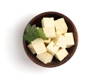 Beyaz arka planda kesilmiş tofu peynirli kase