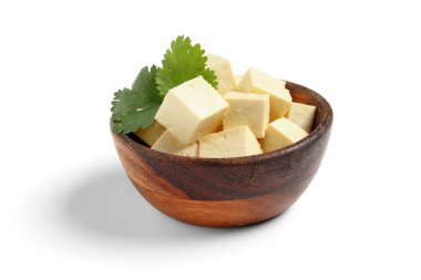 Beyaz arka planda kesilmiş tofu peynirli kase