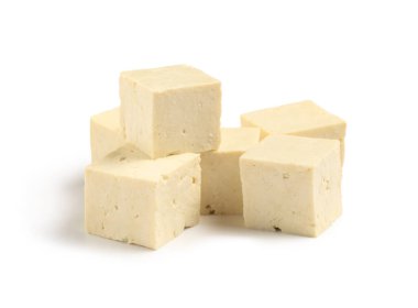 Beyaz arkaplanda izole edilmiş tofu peyniri kes