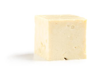 Beyaz arka planda izole edilmiş lezzetli tofu peyniri, yakın plan.