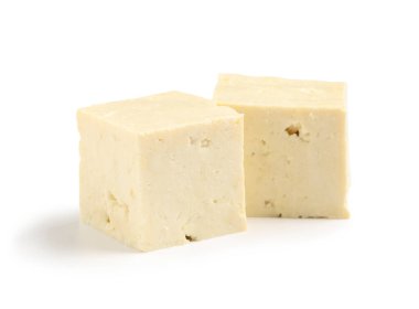 Beyaz arka planda izole edilmiş lezzetli tofu peyniri parçaları, yakın plan.