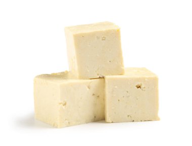 Beyaz arkaplanda izole edilmiş tofu peynirini kes, yakın plan