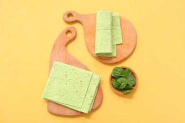 Tahta tahtada taze lavaş ve sarı arka planda ıspanak var.