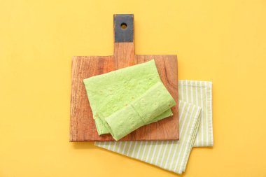 Tahta tahtada yeşil lavaş ve sarı arka plan.