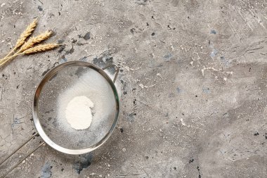 Un ve grunge arka planda dikenli metal elek