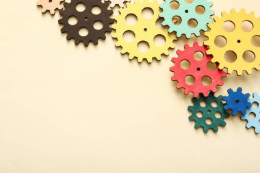 Bej arkaplanda ahşap dişliler