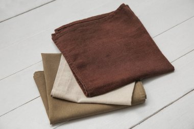 Beyaz ahşap arka planda farklı peçeteler