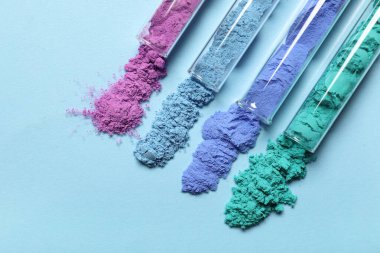 Mavi arkaplanda toz pigmentleri, yakın plan