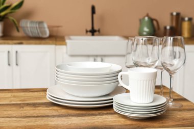 Mutfaktaki ahşap masada temiz tabaklar.