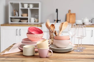 Mutfakta temiz tabaklar var.