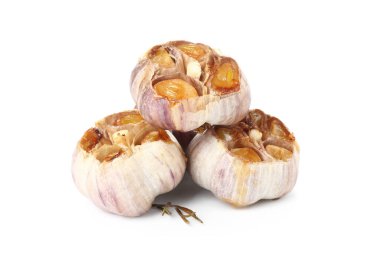 Beyaz arka planda biberiyeli fırında sarımsak.