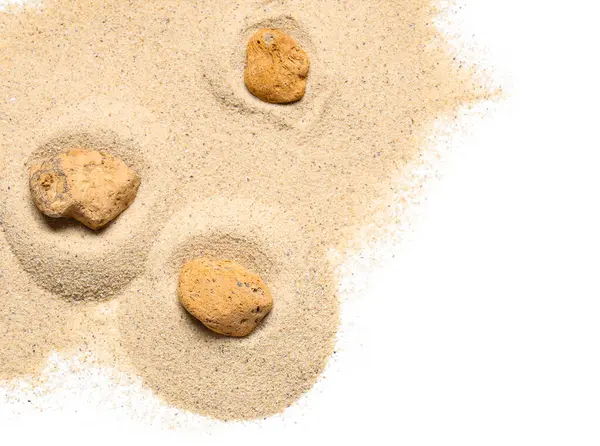 Beyaz zemin üzerinde taşlar olan hafif kumsal kumu