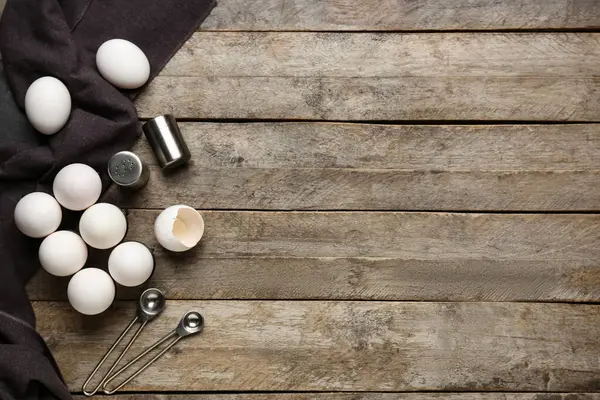 Ahşap arka planda çiğ tavuk yumurtası.