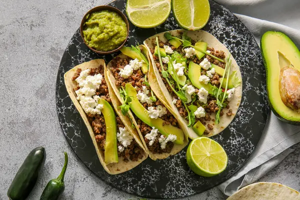 Gri arka planda lezzetli taco tepsisi