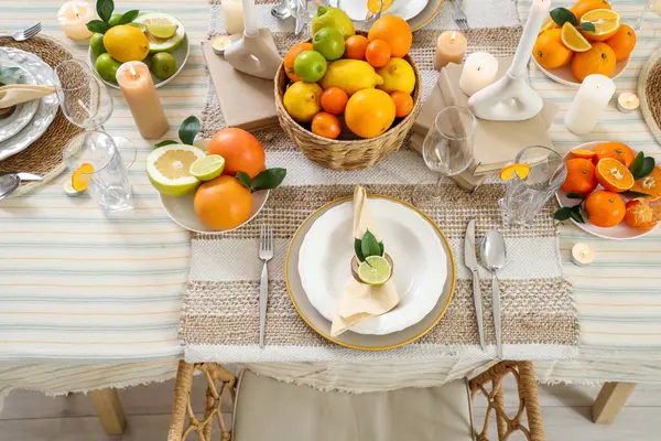 Yemek odasında turunçgil meyveleriyle süslenmiş şenlik masası. Yakın çekim.