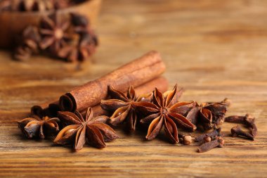 Tahta arka planda anason yıldızları ve tarçın