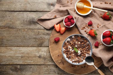 Çukulatalı mısır gevreği, yoğurt ve ahşap arka planda böğürtlen.