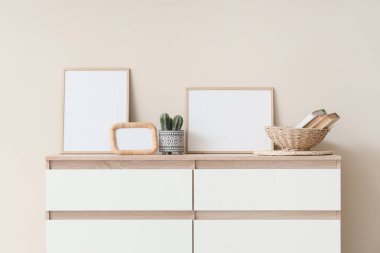 Çerçeveli çekmeceler ve odada bej duvarın yanında dekor. Yakın çekim.