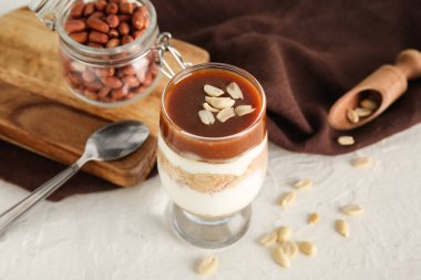 Beyaz arka planda lezzetli fıstıklı cheesecake.