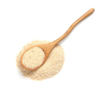 Beyaz zemin üzerinde psyllium kabuk pudrası ile kaşık