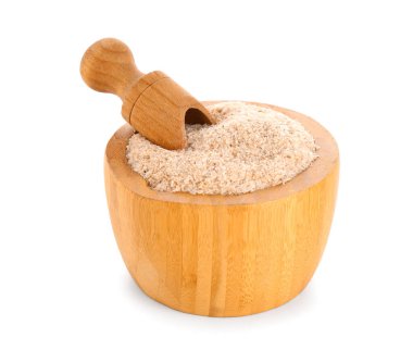 Beyaz arka planda psyllium kabuk pudrası ile kase