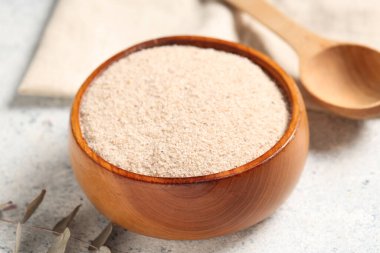 Hafif arka planda psyllium kabuk pudrası ile kase