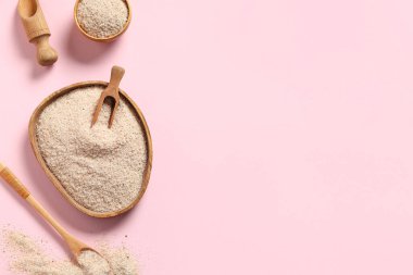 Pembe zemin üzerinde psilyum kabuk tozu ve metin için boşluk