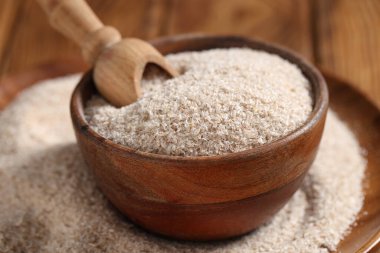 Masanın üzerinde Psyllium kabuğu tozu olan kase, yakın plan.