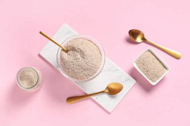 Pembe arka planda psilyum kabuk tozu