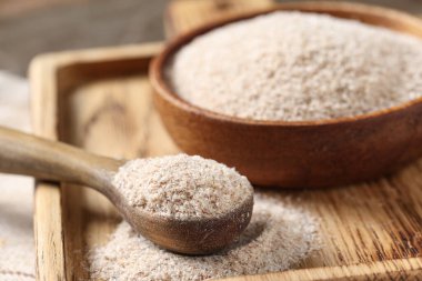 İçinde psyllium kabuk tozu olan kaşık ve kase, yakın plan.