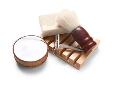 Beyaz arka planda erkek traş aksesuarları olan ahşap tezgah.