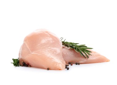 Çiğ tavuk göğsü, biberiye ve beyaz arka planda biberiye.