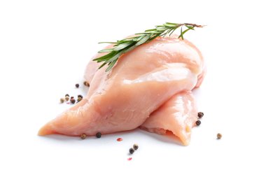 Çiğ tavuk göğsü, biberiye ve beyaz arka planda biberiye.