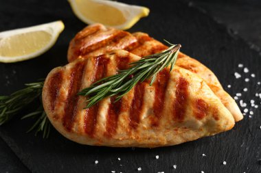 Lezzetli ızgara tavuk göğsü ve biberiye, yakın plan.