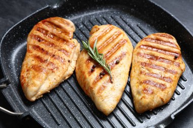 Lezzetli ızgara tavuk göğsü, biberiye ve biberiye, yakın plan.