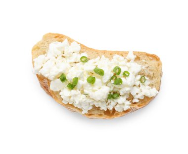 Taze süzme peynirli ekmek dilimi ve beyaz arka planda yeşil soğan.