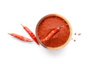 Kırmızı biberli ahşap kase ve beyaz arka planda biber.