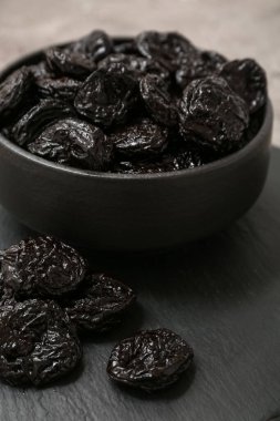 Gri arka planda kuru erikli siyah kase, yakın plan.