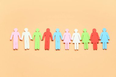 Renkli arka planda kağıt insan figürleri. Çeşitlilik ve kapsama kavramı